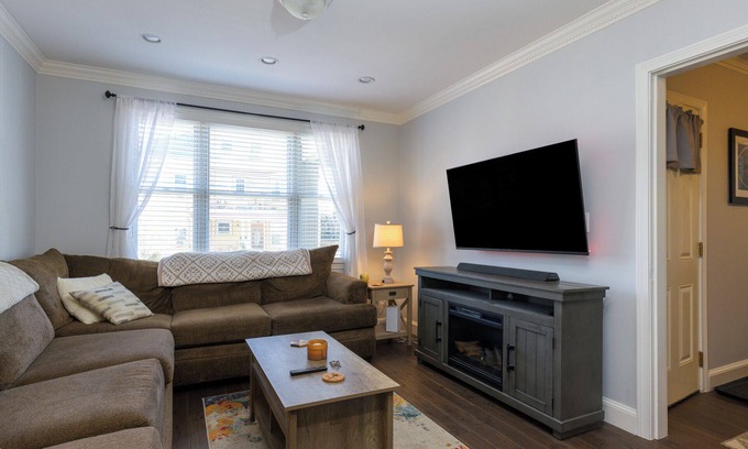 Lower East Mills - Cedar Grove Condominio | Charming 2-bedroom condo, 15 min from city with laundry & parking