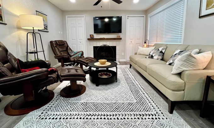 Tukwila Condominio | Charming 2-bedroom condo near SeaTac airport