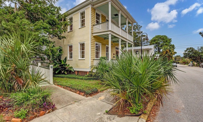Historic District Cabaña | Charming 2-bedroom cottage in Historic Beaufort. Walk to restaurants and shops