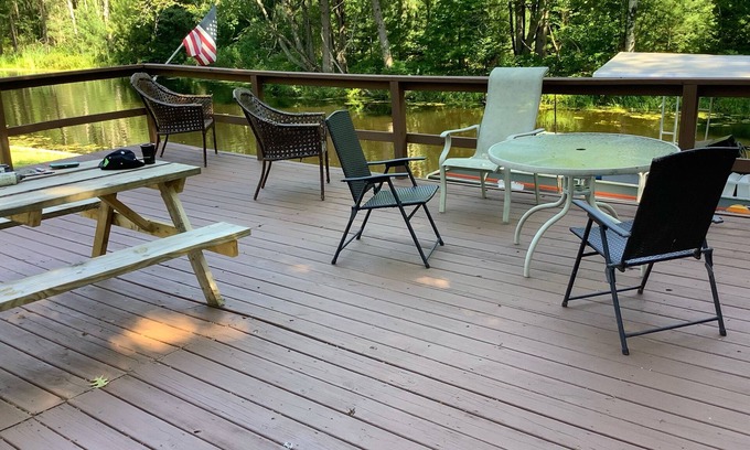 Cadillac Cabaña | Charming 2-bedroom cottage on Lake Mitchell in Cadillac with WiFi