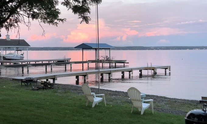 Town of Benton Cabaña | Charming 2-bedroom cottage on Seneca Lake, with WiFi, AC, level beach frontage