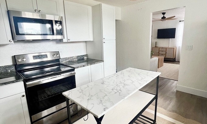 Park East Cabaña | Charming 2-bedroom cottage in brilliant downtown Sarasota with Wi-Fi, AC