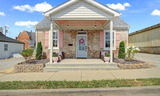 Waterloo Cabaña | Charming 2-bedroom cottage with Patio in Waterloo