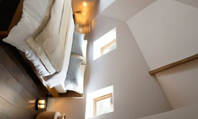 Miller Beach Cabaña | Charming 2-bedroom cottage with WiFi, AC in serene Miller Beach, IN
