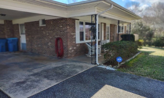 Cajah's Mountain Casa | Charming 2-bedroom country house with AC, WiFi in Lenoir