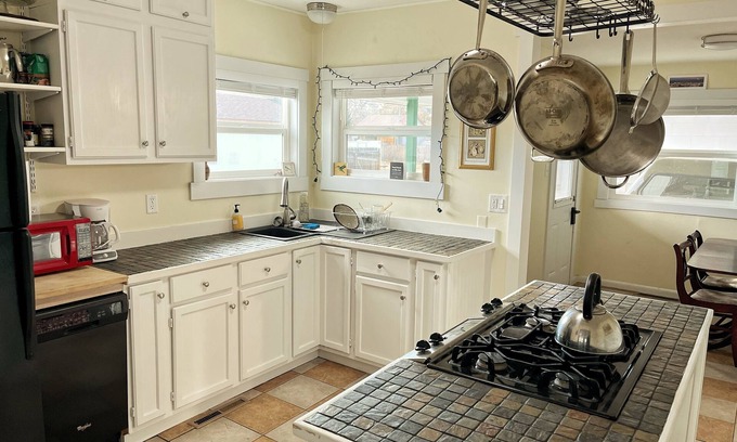 Lander Casa | Charming 2-bedroom dog friendly house in Lander