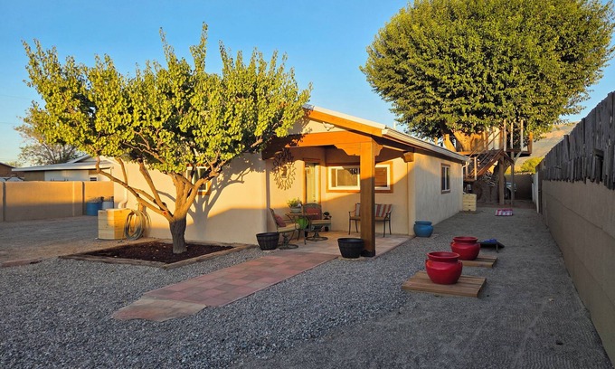 Bernalillo Otro | Charming 2-bedroom farmhouse between Albuquerque and Santa Fe.