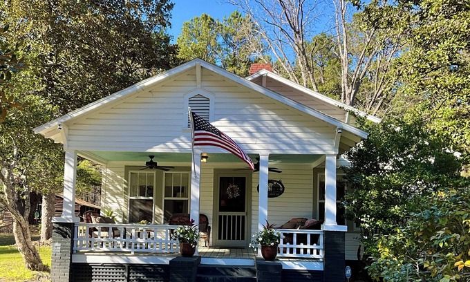 Walterboro Otro | Charming 2-bedroom farmhouse in Walterboro-pet friendly, lots of outdoor space
