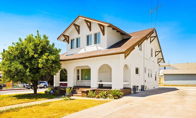 Alhambra Casa | Charming 2-Bedroom Family Home in LA/Great Location with Complimentary Parking!