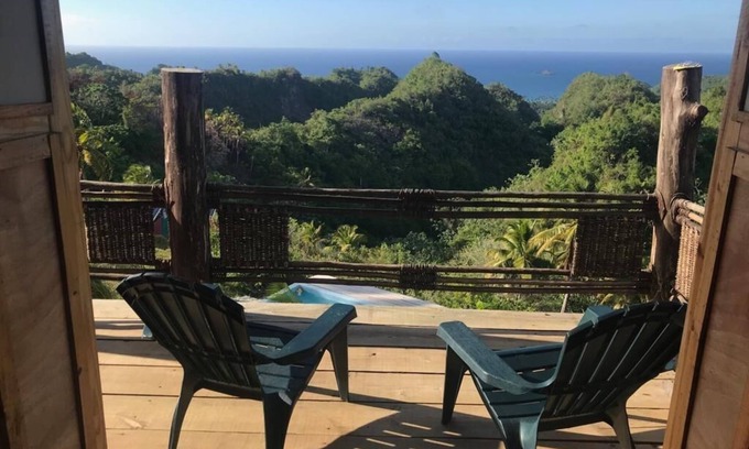 Puerto Bahia Otro | Charming 2-bedroom farmhouse in enchanting El Limón with WiFi
