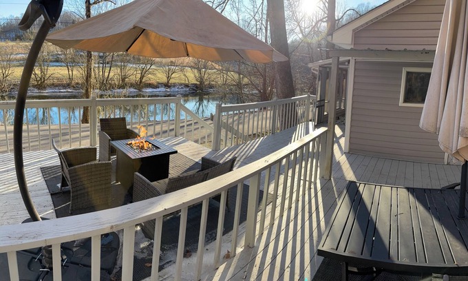 Hiltons Cabina | Charming 2-bedroom fishing cabin in brilliant Gate City with AC, WiFi