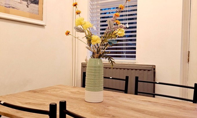Leeds Casa | Charming 2-bedroom house in enchanting Belle Isle with free WiFi