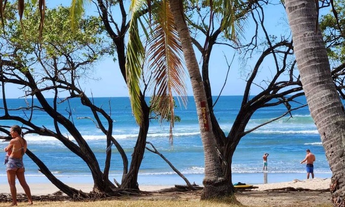 Paraíso Casa | Charming 2-bedroom house with WiFi, AC in serene Guanacaste Playa Negra, surf.