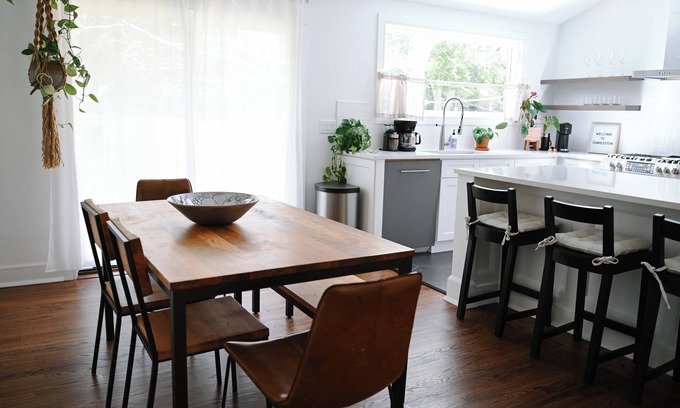 West Ashley Casa | Charming 2-bedroom house in beautiful Charleston with full kitchen, AC, patio