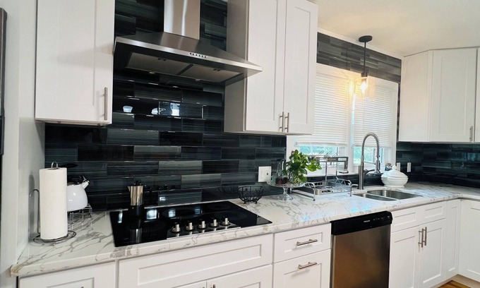 High Point Casa | Charming 2-bedroom house in superb High Point with AC, WiFi, privet parking,