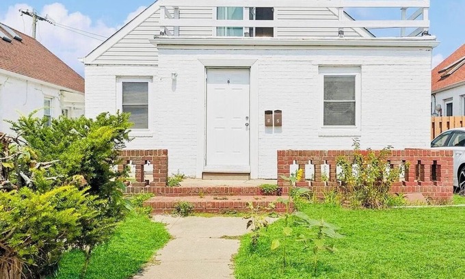 Long Beach Casa | Charming 2-bedroom house in fantastic Long Beach with WiFi