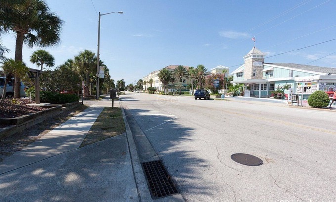 Vero Beach Hotel | Charming 2-bedroom hotel room in Vero Beach overlooking the pool