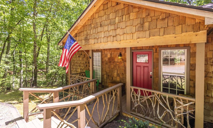 Helen Casa | Charming 2-bedroom house with WiFi, AC in peaceful Cleveland