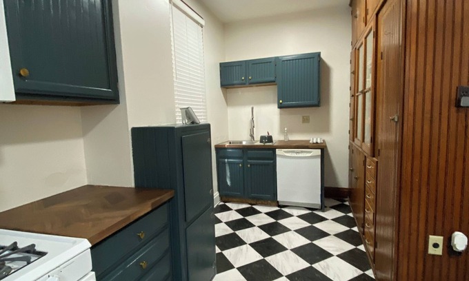 Covington Casa | Charming 2-bedroom house with WiFi, off street parking and side yard.