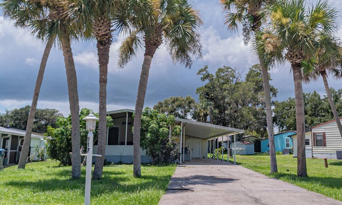 Edgewater Casa | Charming 2-bedroom house in Edgewater Florida boat ramp fishing pier and pool