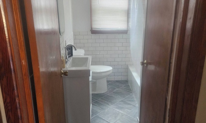 Stockwell Casa | Charming 2-bedroom house in Frankfort with AC