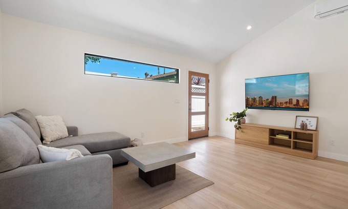 Lake Murray Casa | Charming 2-bedroom house in delightful San Diego with WiFi, AC