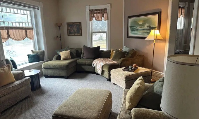 Beloit Casa | Charming 2-bedroom Home Near Downtown Beloit / Beloit College