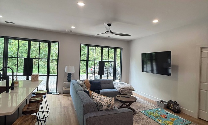 Franklin Casa | Charming 2-bedroom home on 15 acres is a Franklin Oasis