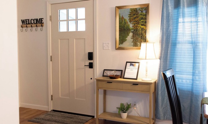 Marion Casa | Charming 2-bedroom home, Close to I-57 with Fast WiFi in welcoming Marion