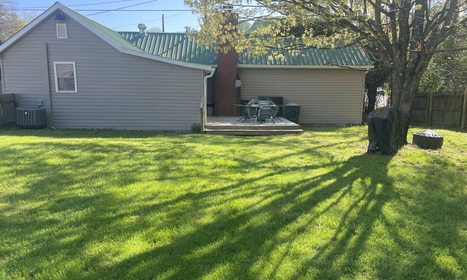 Abingdon Casa | Charming 2-bedroom house in Abingdon with a private backyard, grill and firepit.