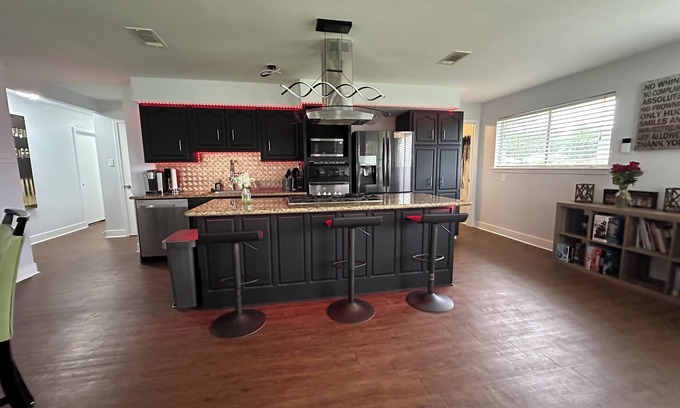 Kenner - Louis Armstrong International Airport Casa | Charming 2-bedroom house with AC, fitness room and WiFi in adorable Metairie