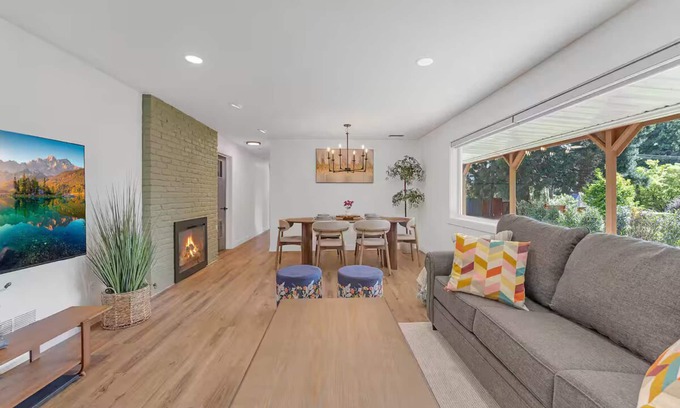 West Haven-Sylvan Casa | Charming 2-bedroom house in brilliant Portland with WiFi, AC