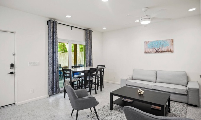 Bayou Oaks Casa | Charming 2-bedroom house w/Central AC, WiFi, Washer/Dryer in beautiful Sarasota
