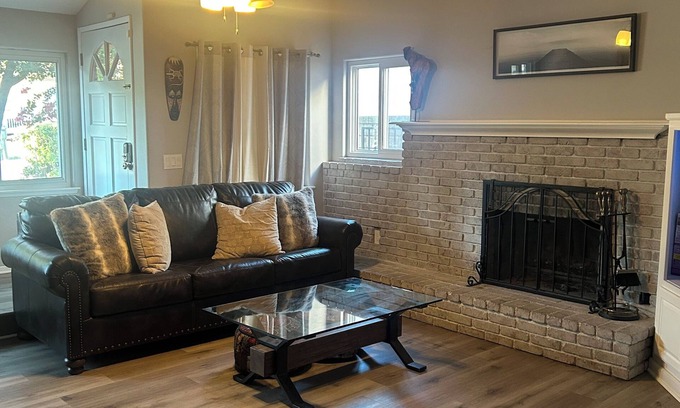 Val Verde Casa | Charming 2-bedroom house with WiFi, AC Near SixFlags
