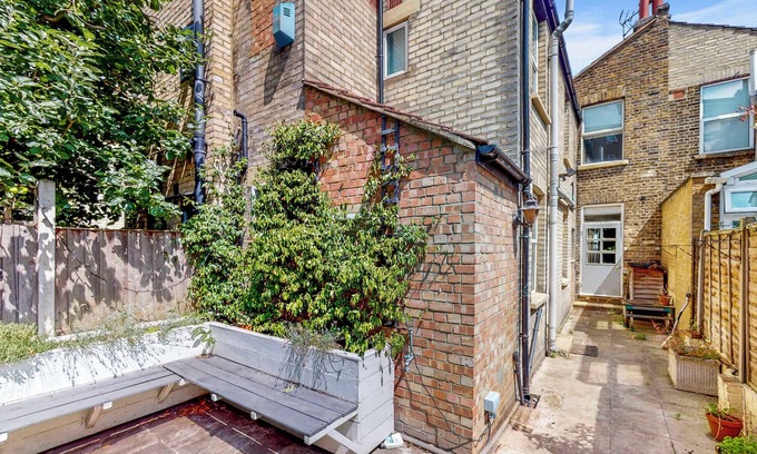 Bow West Casa | Charming 2 Bedroom House With a Garden in Bow