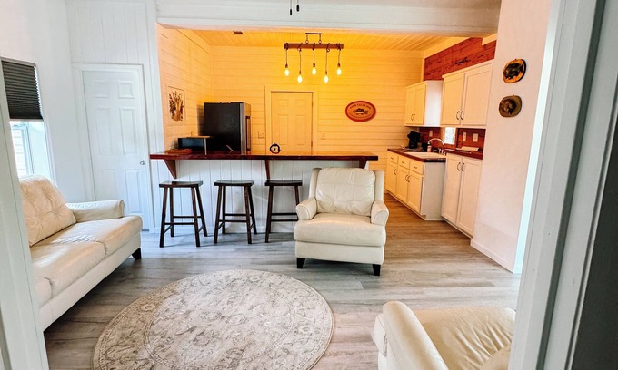 Bristol Casa | Charming 2-bedroom house in wonderful Bristol located on the Aplachicola River