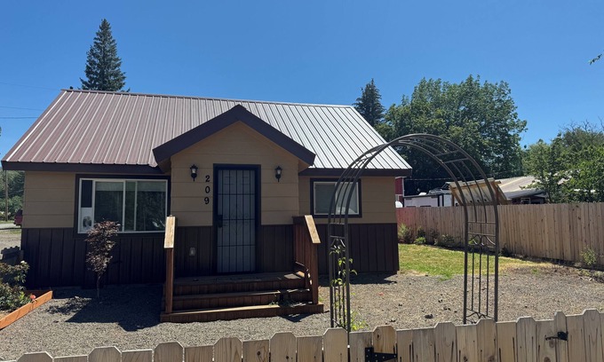 Council Casa | Charming 2-bedroom house with WiFi, AC in peaceful Council. Right in town.