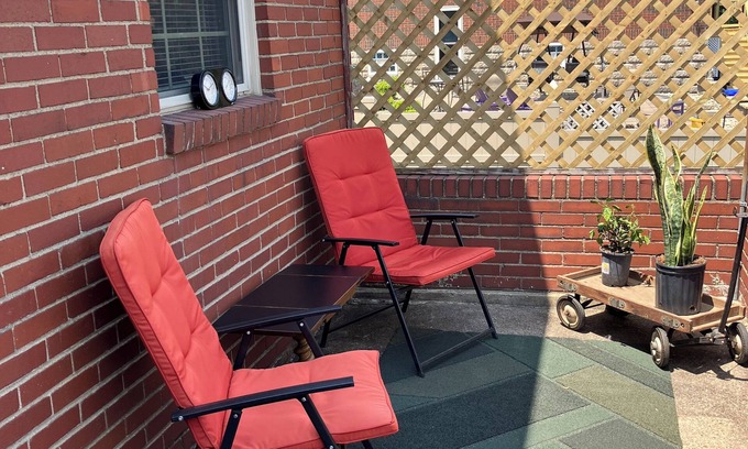 Crafton Casa | Charming 2-bedroom house in Crafton with WiFi and central air