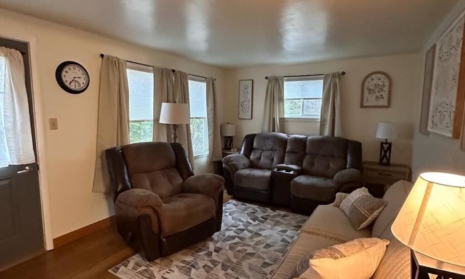 Hobart Casa | Charming 2-bedroom house in peaceful De Pere with WiFi. Outdoor fire pit.