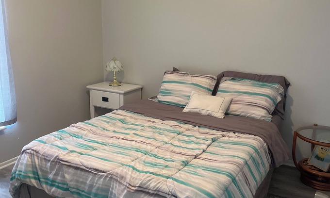 Deltona Lakes Casa | Charming 2-bedroom house with WiFi, AC in fabulous Deltona , Florida