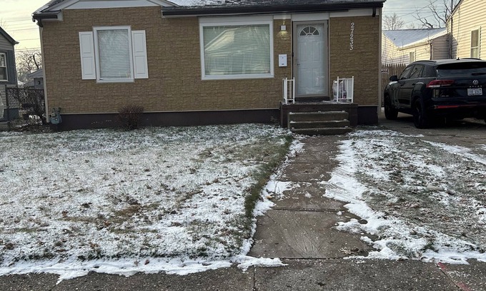 Inkster Casa | Charming 2-bedroom house in Inkster with WiFi access 10 MINUTES FROM DTE