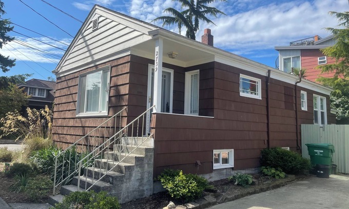 Alki Casa | Charming 2-bedroom house with AC, WiFi in amazing Seattle