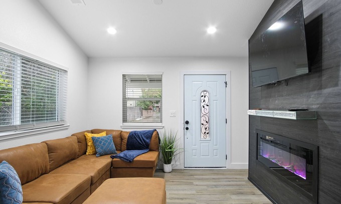Lodi Casa | Charming 2-bedroom house in lovely Lodi with WiFi, AC