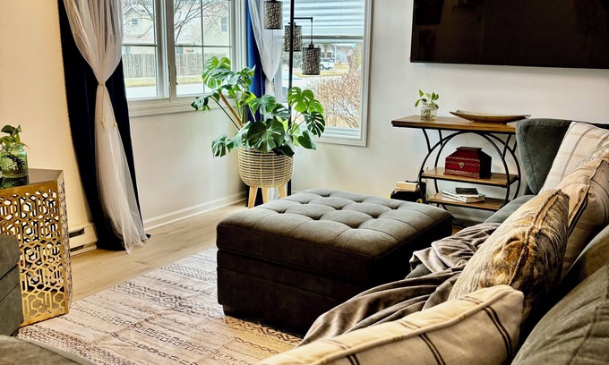 Aurora Casa | Charming 2-bedroom house with Feather Theme , WiFi in excellent Aurora