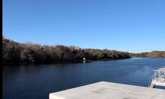 River Ridge Alquiler De Eote | Charming 2-bedroom house boat on St John’s River in peaceful DeLand “Exeter”
