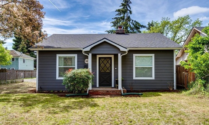 West Eugene Casa | Charming 2 bedroom house, 1 mile from U of O and 7 minute walk to DT Eugene.