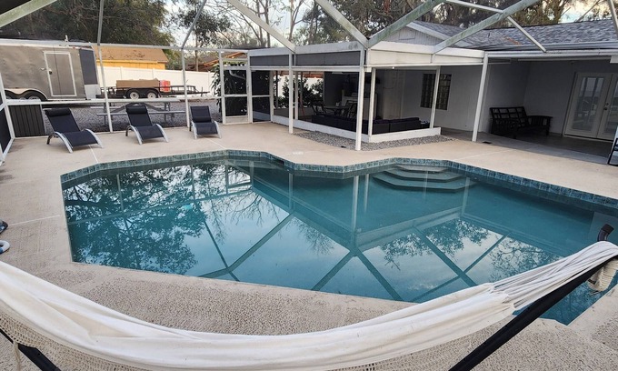 Temple Crest Casa | Charming 2- bedroom house in Tampa with a pool, WiFi & 5 mins from Bush Gardens