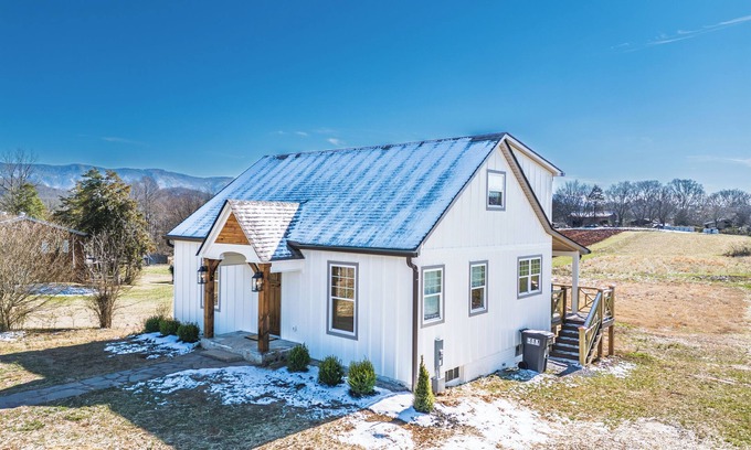Maryville Cabaña | Charming 2-bedroom + Loft cottage in Maryville Tennessee