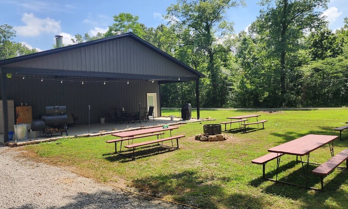 Washington County Cabina | Charming 2-bedroom lodge with WiFi, AC, quietly tucked away in the woods.