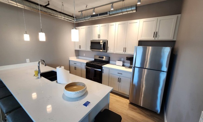 Moline Apartamento | Charming 2-bedroom loft apartment in wonderful downtown Moline with AC, WiFi